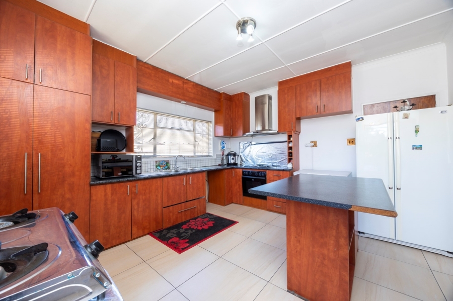 3 Bedroom Property for Sale in Peerless Park East Western Cape